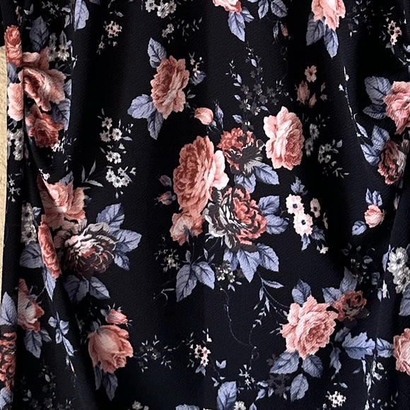 ✨✨✨ Host Pick ✨✨✨
PinkBlush Navy Floral Fitted Maternity Dress - Picture 8 of 9